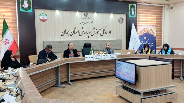 نشست دانش‌آموزان پیشتاز و پانا با مسئولان آموزش و پرورش همدان