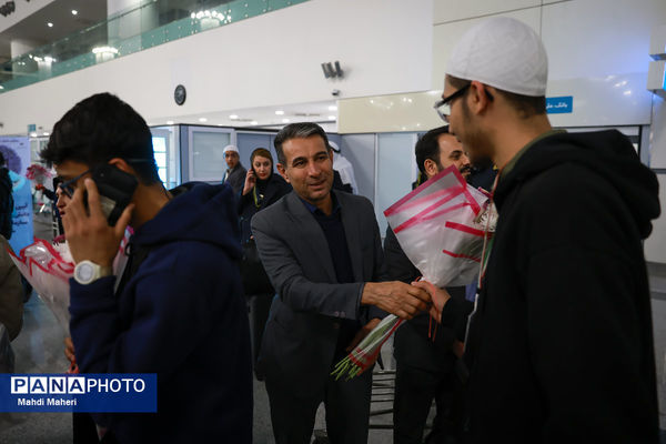 استقبال از کاروان عمره‌گذار دانش‌آموزی از سکوی پروازی تهران