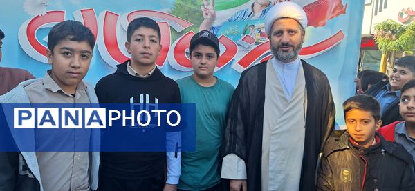 برگزاری راهپیمایی ۱۳ آبان روز دانش‌آموز در شهرستان فیروزکوه 