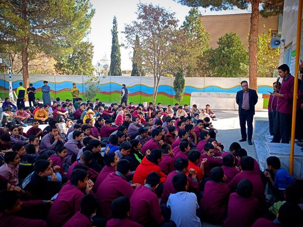 کاندیدای شورای دانش آموزی دبیرستان میثاق از برنامه های خود گفتند