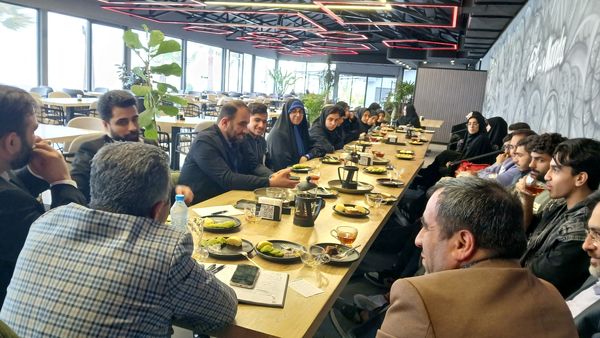 نشست فرماندار محمودآباد با اعضای شورای دانش‌آموزی 