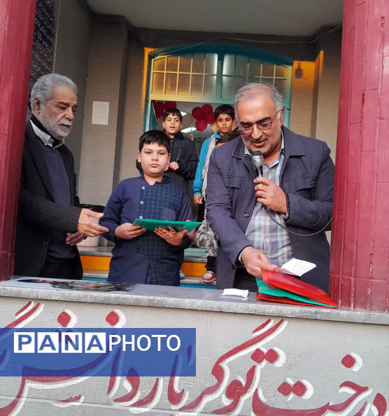 تقدیر دانش‌آموزان یک مدرسه در قم از پدر شهید کریمی