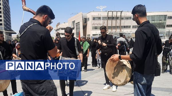 جاماندگان اربعین حسینی در مسیر حرم مطهر امام مهربانی