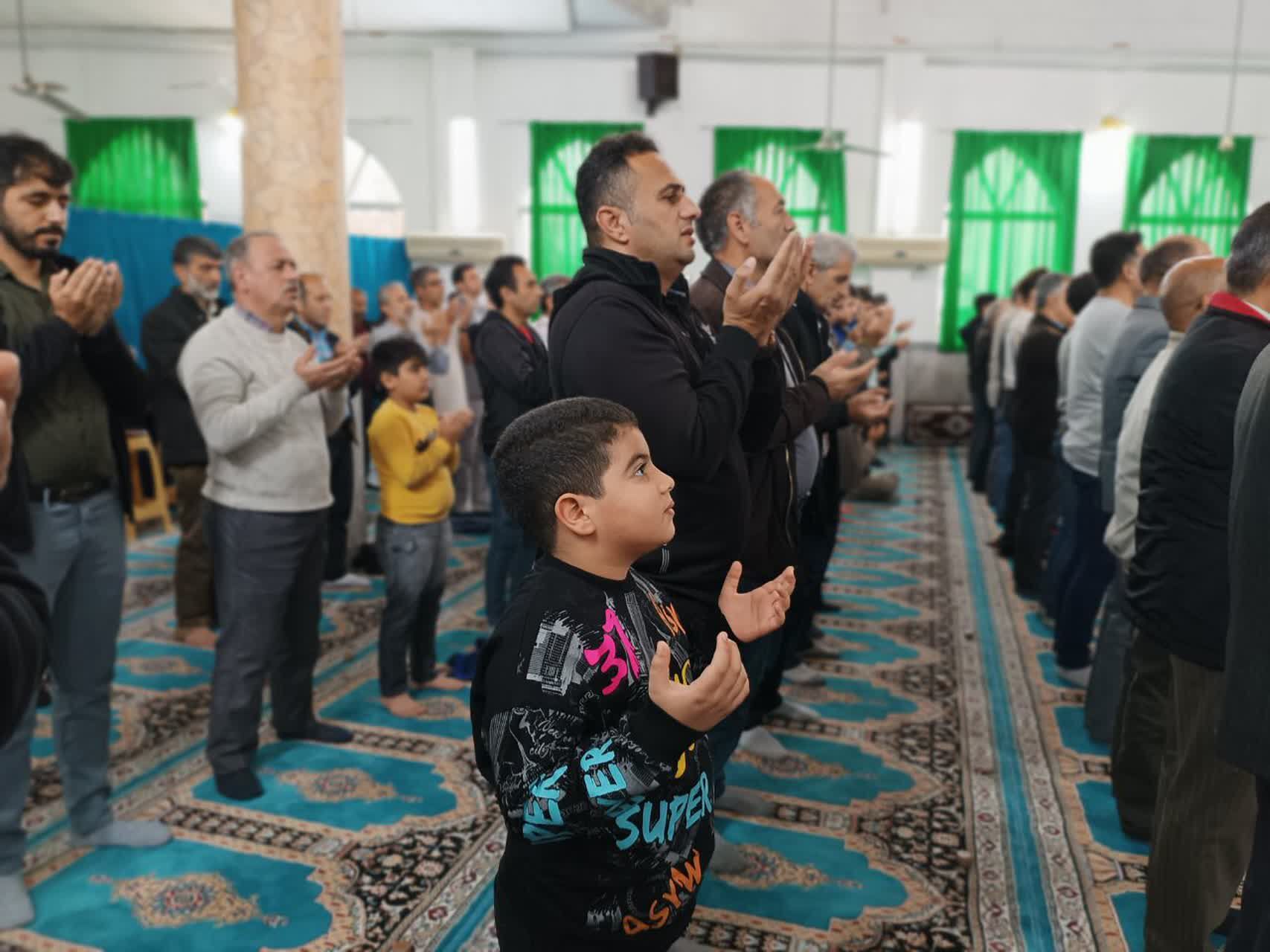 اقامه نماز عید فطر در مسجد امام حسین محمود‌آباد/فیلم 