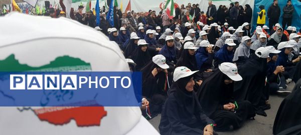 دانش‌آموزان البرزی جشن پیروزی انقلاب را در ۲۲ بهمن باشکوه رقم زدند