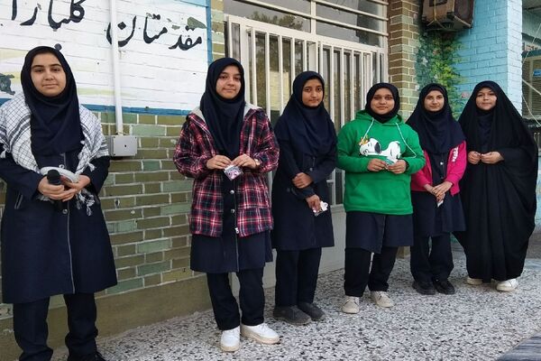 محفل انس با قرآن و گفتمان دینی با یادبود شهدای مقاومت در دبیرستان هوشنگی