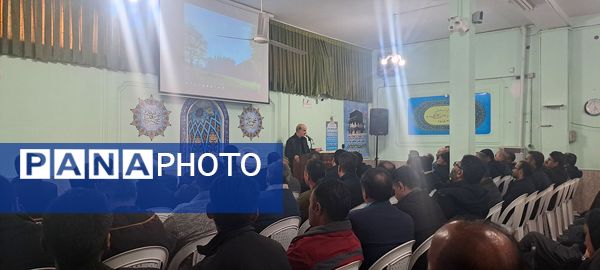 جلسه آموزش خانواده ویژه والدین پایه‌های دهم و یازدهم در دبیرستان شاهد ابوذر غفاری 