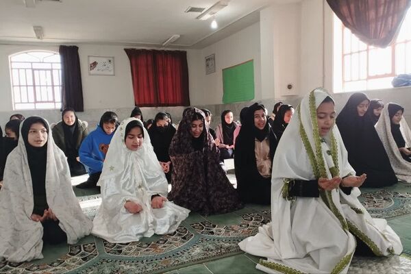  نماز جماعت آموزشگاه آیت الله طالقانی در ماه مبارک رمضان 