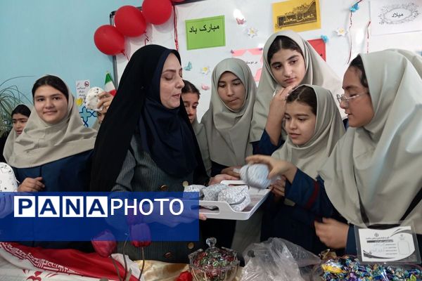 آیین گرامیداشت دهه فجر و اهدای جوایز در دبیرستان دانش‌نیا