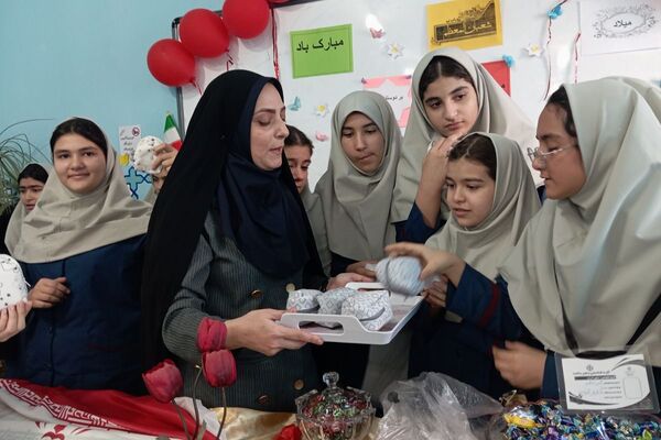 آیین گرامیداشت دهه فجر و اهدای جوایز در دبیرستان دانش‌نیا