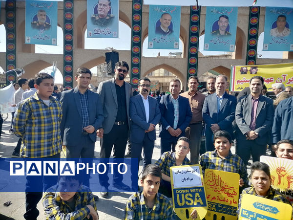 حضور دانش‌آموزان دبستان پسرانه احمد کاظمی ۱ در راهپیمایی ۱۳ آبان