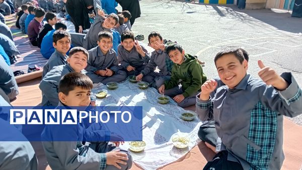 طبخ آش نذری به‌مناسبت شهادت حضرت فاطمه(س) در آموزشگاه مولوی کمیجان