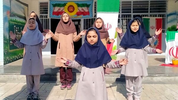 جشن اعیاد شعبانیه همزمان با دهه فجر در دبستان پنجم مهر ناحیه ۷ مشهد
