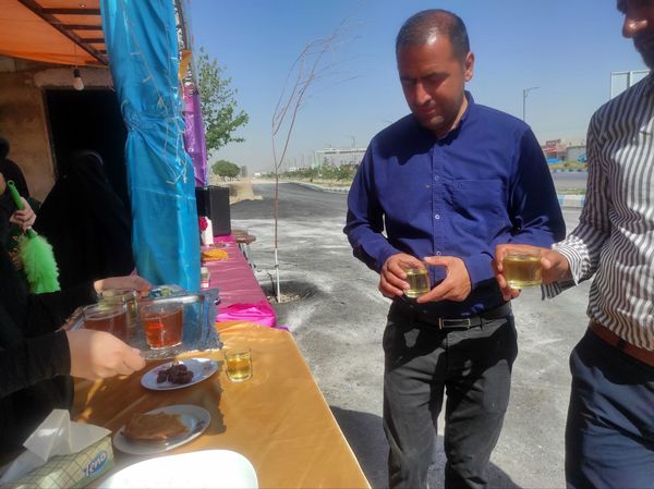 همکاری دانش آموزان خادمیار دبستان ضحی۲ با چایخانه دانش آموزی حضرت رضا(ع) شیروان