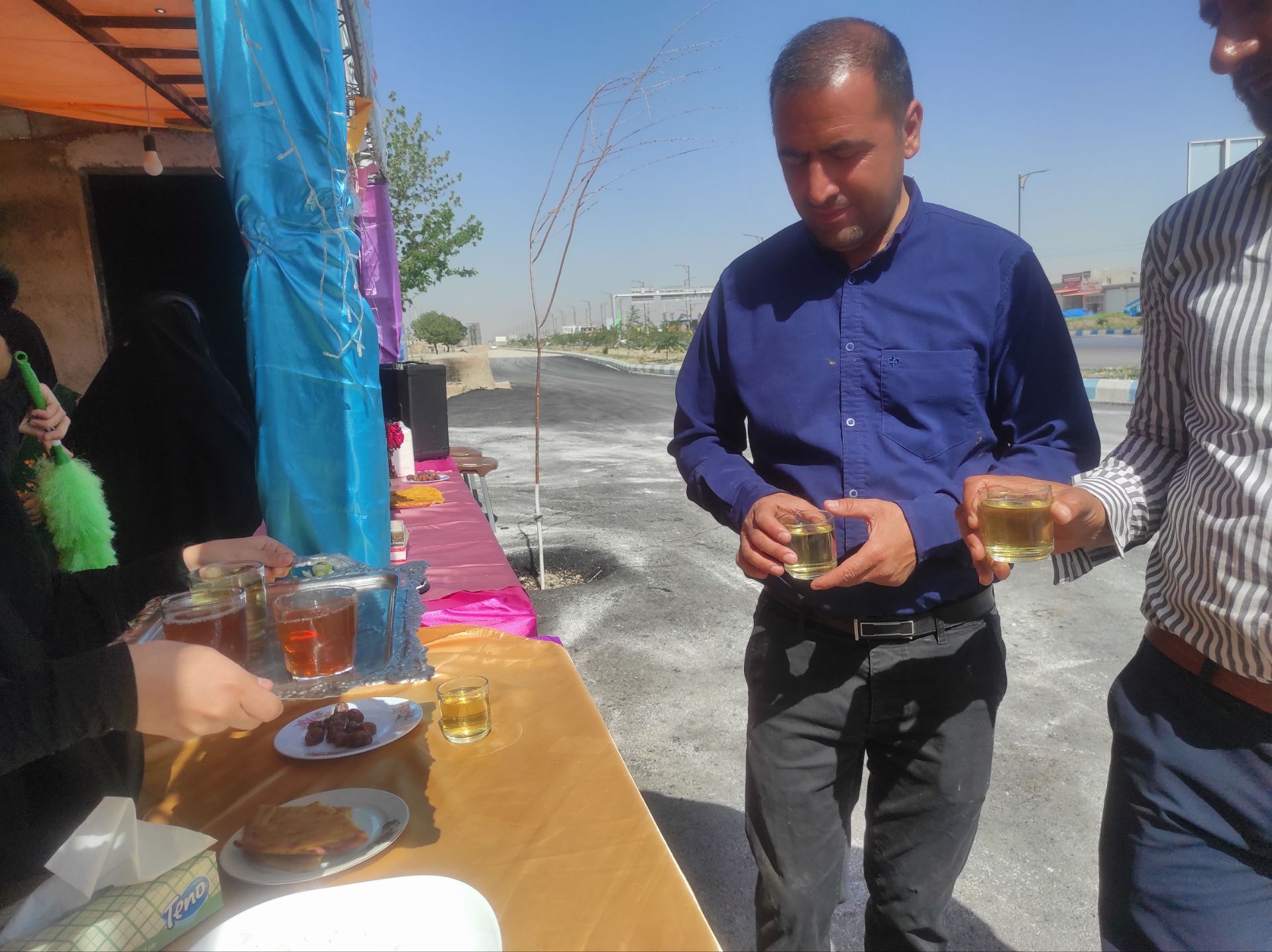همکاری دانش آموزان خادمیار دبستان ضحی۲ با چایخانه دانش آموزی حضرت رضا(ع) شیروان