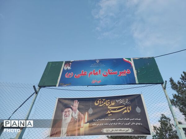 حضور پررنگ و حماسی فرهنگیان و دانش آموزان در عزای رهبر شهید