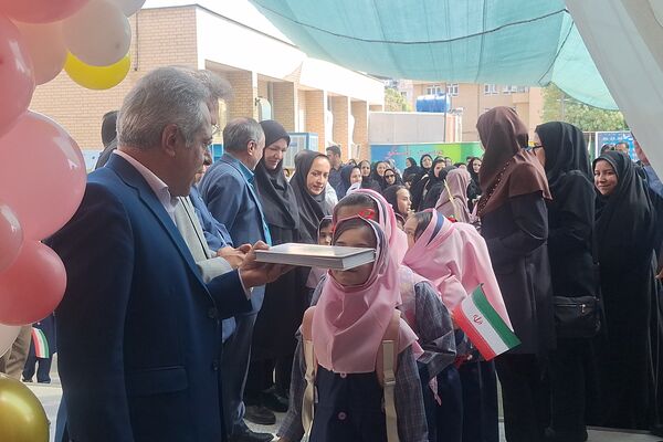 حضور مشاور وزیر آموزش و پرورش گرمابخش محفل شکوفه‌های شیراز