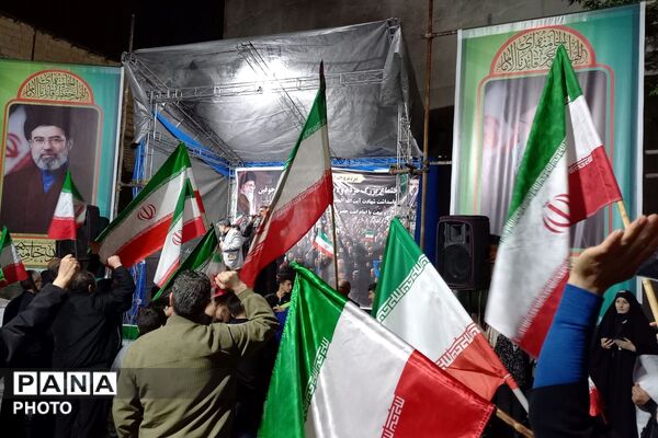 مردم شجاع وحیدیه میدان را خالی نمی‌گذارند 