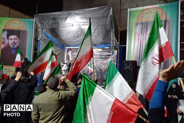 مردم شجاع وحیدیه میدان را خالی نمی‌گذارند 