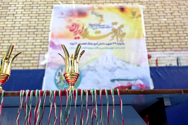 رقابت دانش‌آموزان رباط‌کریم در مسابقات بین مدرسه‌ای فوتسال