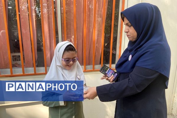 حضور دانش‌آموزان ناحیه دو شهرری در نمایشگاه طرح‌های علمی پژوش سرای بصیرت 