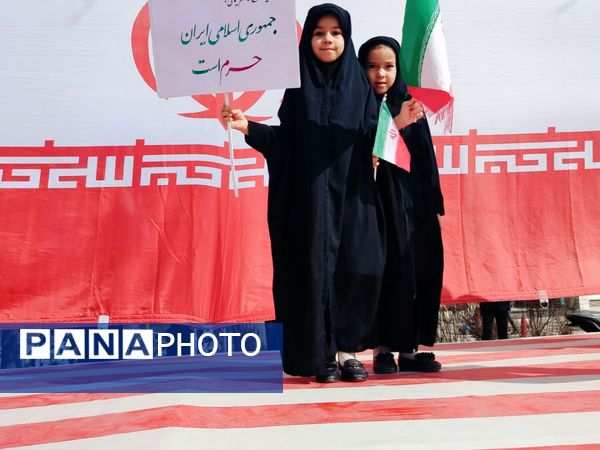 حضور دانش آموزان دبستان نرجس در راهپیمایی ۲۲بهمن 