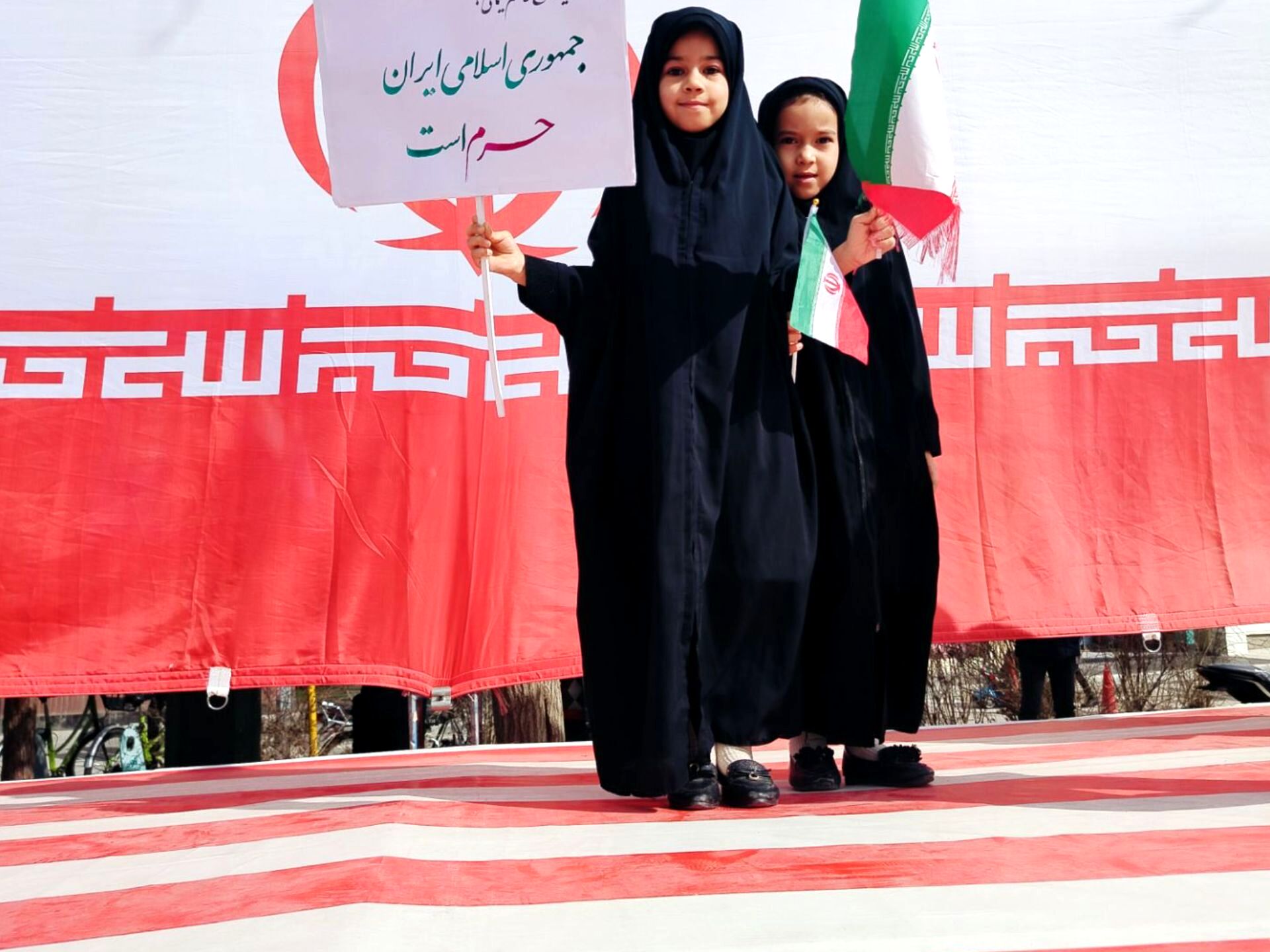حضور دانش آموزان دبستان نرجس در راهپیمایی ۲۲بهمن 