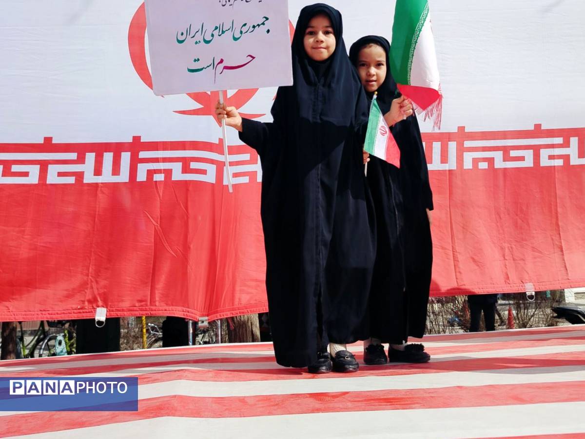 حضور دانش آموزان دبستان نرجس در راهپیمایی ۲۲بهمن 