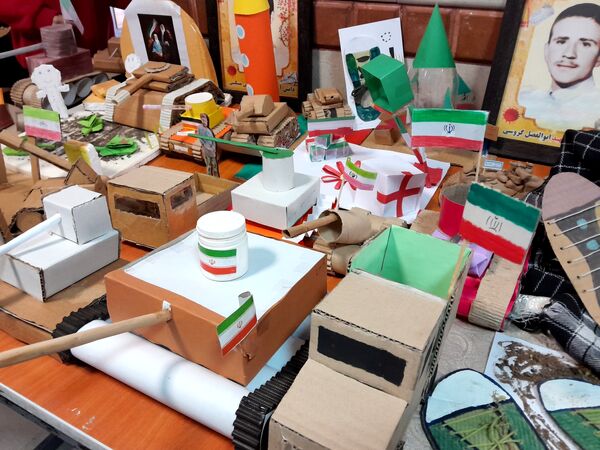 نمایشگاه دست‌سازه‌های آمادگی دفاعی دانش‌آموزان مدرسه حاج مهدی رسولی