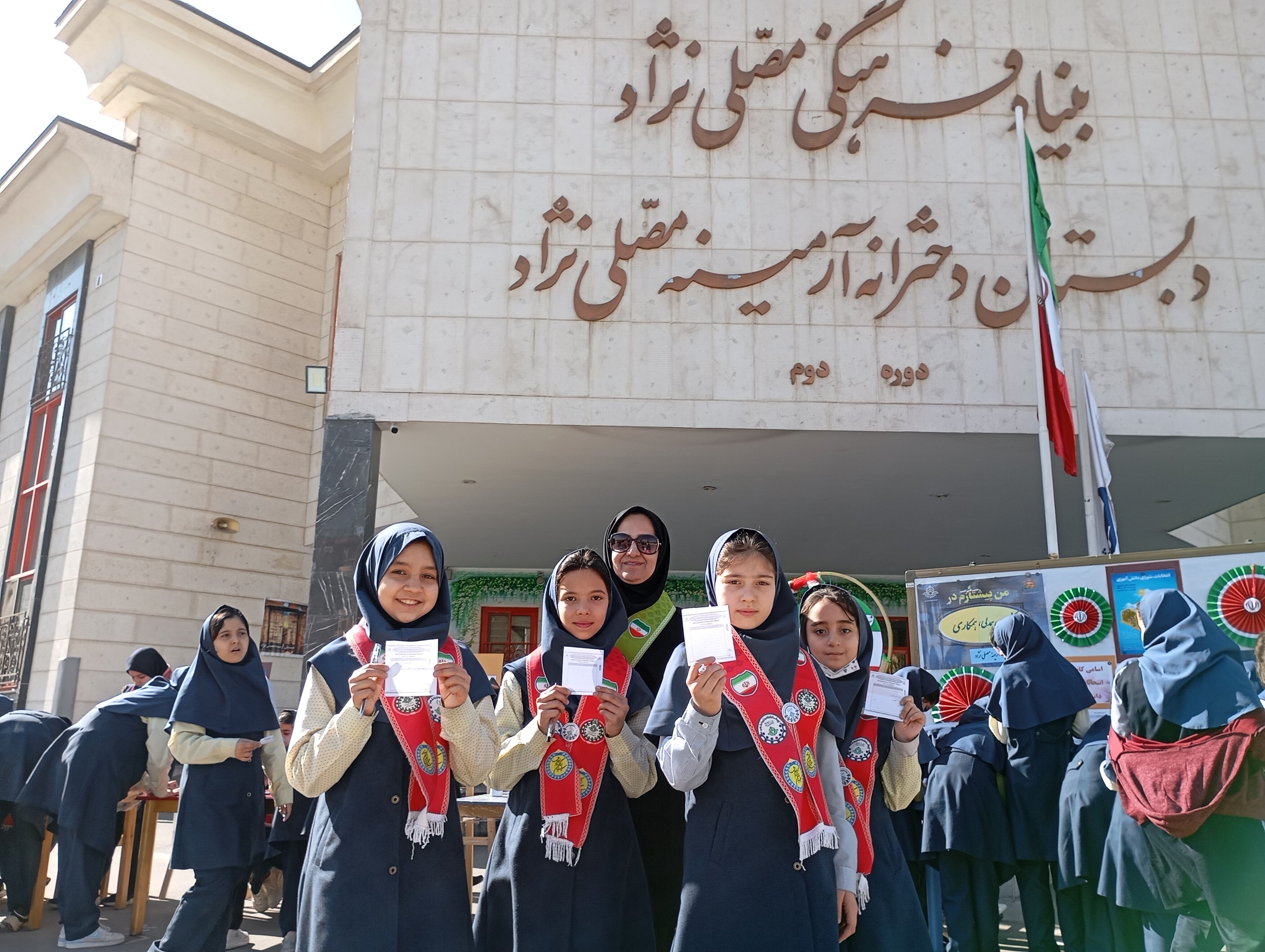 انتخابات شورای دانش آموزی در دبستان آرمینه مصلی نژاد ناحیه ۶ 