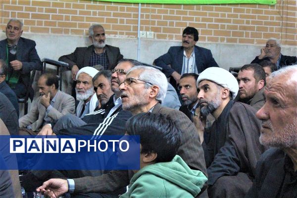 استقبال نوجوانان از غرفه‌های یادواره شهدای مسجد جامع قم