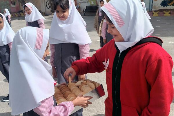 جشن سپیدپوشان مهربانی در مدرسه «بنت الهدی» شهرستان فیروزکوه 