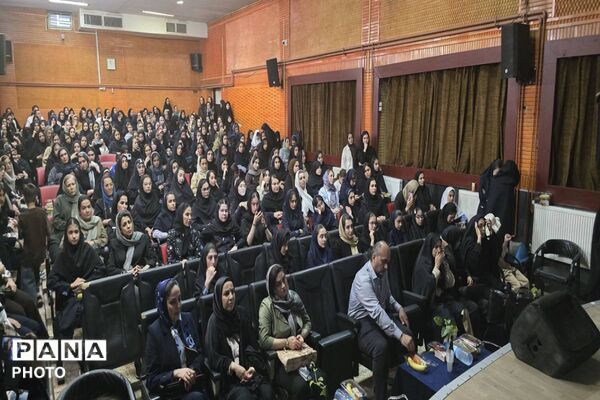 مراسم اعطای نشان سمپاد به دانش آموزان فرزانگان ورامین