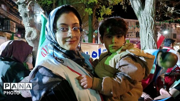 فارسان یکپارچه علیه استکبار فریاد «مرگ بر آمریکا» در آسمان شهر 