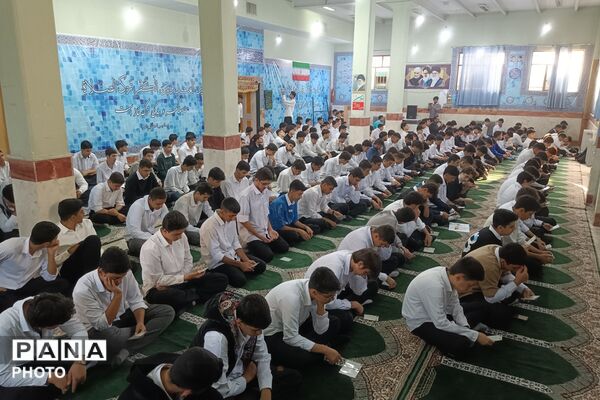 طنین زیارت عاشورا در دبیرستان نمونه دولتی شهدای علم و فناوری