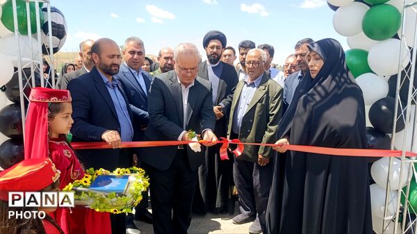 افتتاح زمین چمن مصنوعی شهدای جنگ رمضان در دبیرستان مقداد شهر لاهیجان 