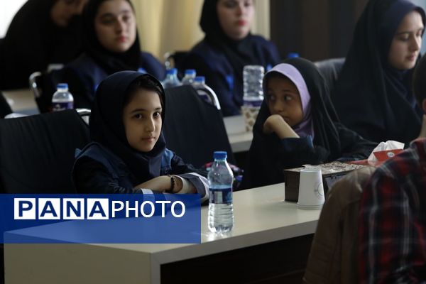 نشست صمیمی دانش‏‌آموز خبرنگاران و نمایندگان مجلس دانش‌آموزی آذربایجان شرقی با علی فلاحتکار