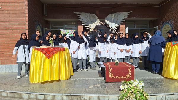 گرامیداشت روز آزمایشگاه با حضور دانش‌آموزان مقام آور دبیرستان فرزانگان ۴(قدسیه علوی)