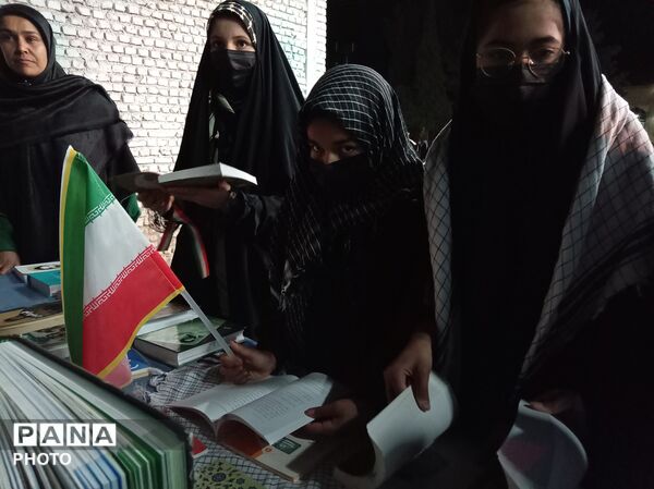 برپایی غرفه کتابخوانی در شهرستان خلیل آباد