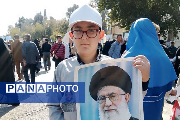 حضور پرشور دانش آموزان دبستان شاهد حیات در راهپیمایی سیزده آبان ۱۴۰۴