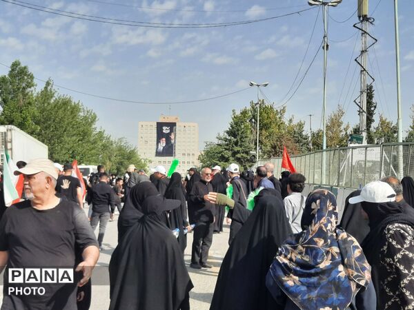 اولین روز وداع با شکوه با رهبر شهید و خانواده بزرگوارشان 