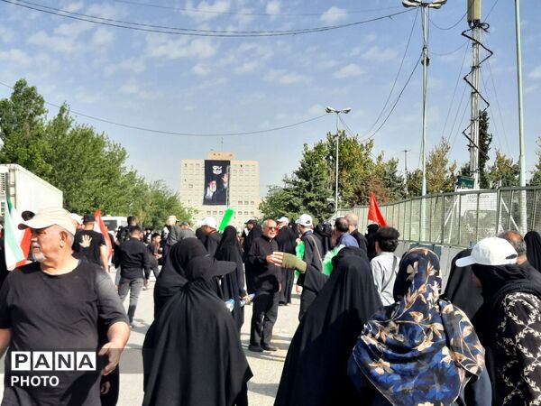 اولین روز وداع با شکوه با رهبر شهید و خانواده بزرگوارشان 