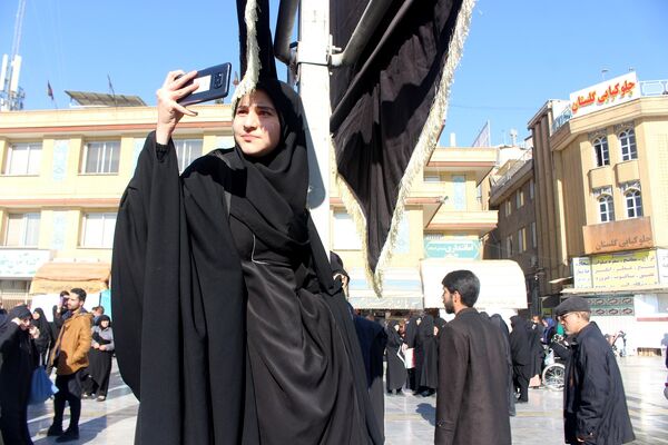 جلوه‌هایی از حضور نوجوانان در مراسم تشییع و خاکسپاری شهدای گمنام