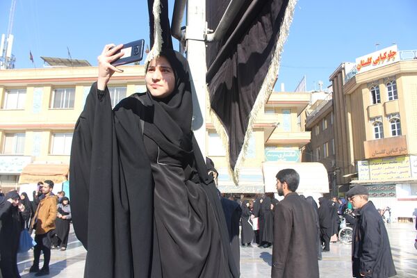 جلوه‌هایی از حضور نوجوانان در مراسم تشییع و خاکسپاری شهدای گمنام