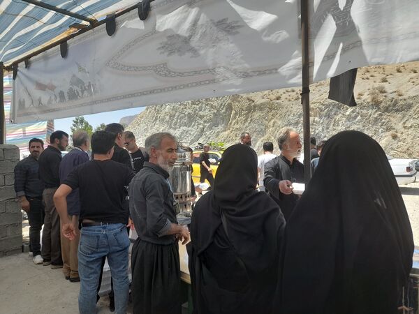 روز اربعین، در مواکب پل سیمره، خدمات‌رسانی به زائران حسینی همچنان ادامه دارد