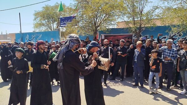 مراسم تعزیه‌خوانی و زنجیر زنی اربعین حسینی در روستای احمد‌آباد نیشابور 