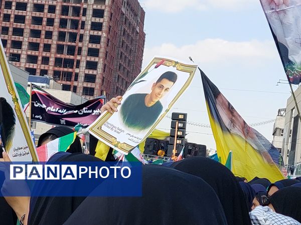 دانش‌آموزان پرچمداران استکبارستیزی در ۱۳ آبان