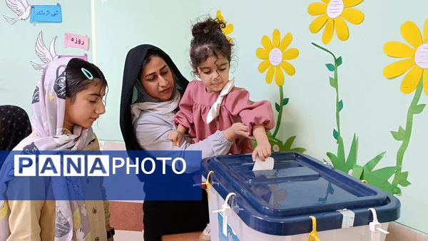 حضور مردم فهرج پای صندوق‌های رای در گرمای شدید هوا