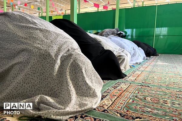 تصویر بندگی دانش‌آموزان در ماه خدا