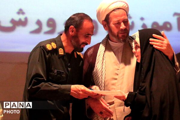 آیین تجلیل از دانش‌آموزان برگزیده جشنواره جابر ابن حیان و پژوهش‌سراهای کبودراهنگ
